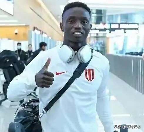 卖不掉、租不了、又用不成，新赛季伊萨.卡隆已经成为成都蓉城最大的“绊脚石”！
还