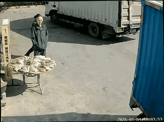 掀翻桌子想讹人，孰不知监控使得原形毕露。