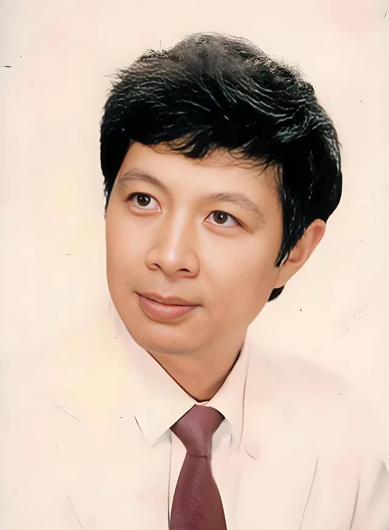 别看他是一级演员，但也是70年代演电影表演最假最差的演员，笑比哭还难看。
演过《