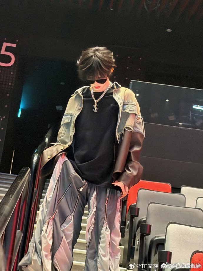 陈奕恒晒穿搭帅气学长陈奕恒出街潮男好帅啊！ 