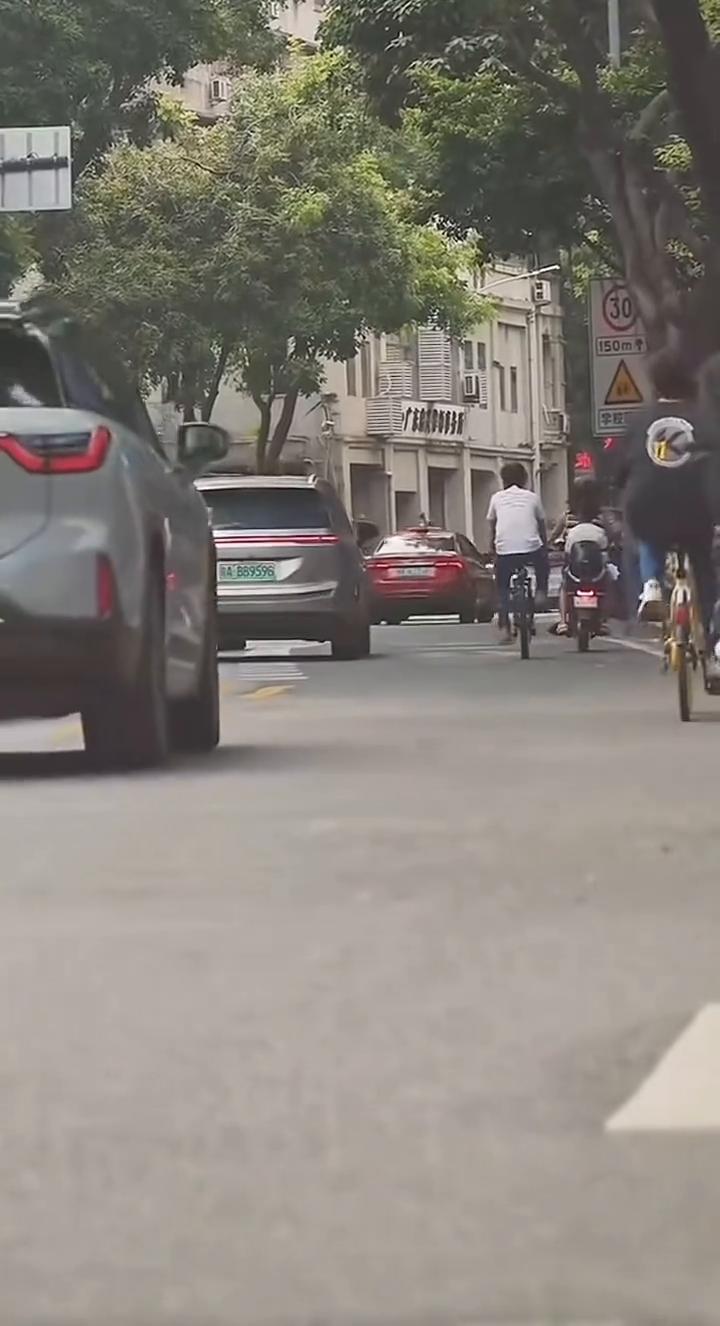 生活有时候挺坏的，他们想看我们的笑话就会千方百计的让我们尴尬。人活着发自己的光就