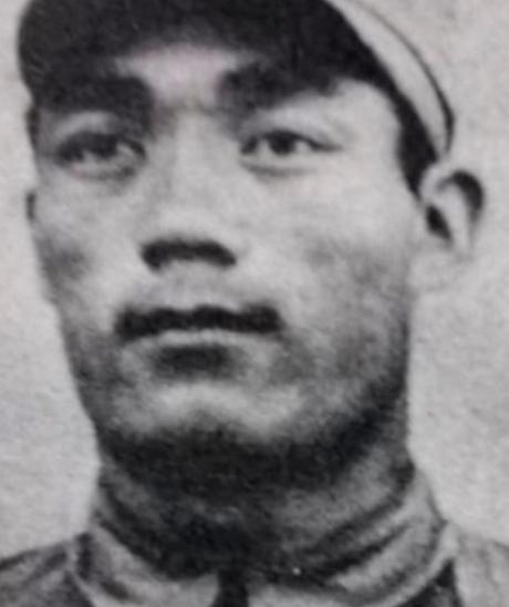 1952年，一名志愿军战士悄悄顺走一袋美军地雷，兴冲冲带回阵地向连长请功。谁知连