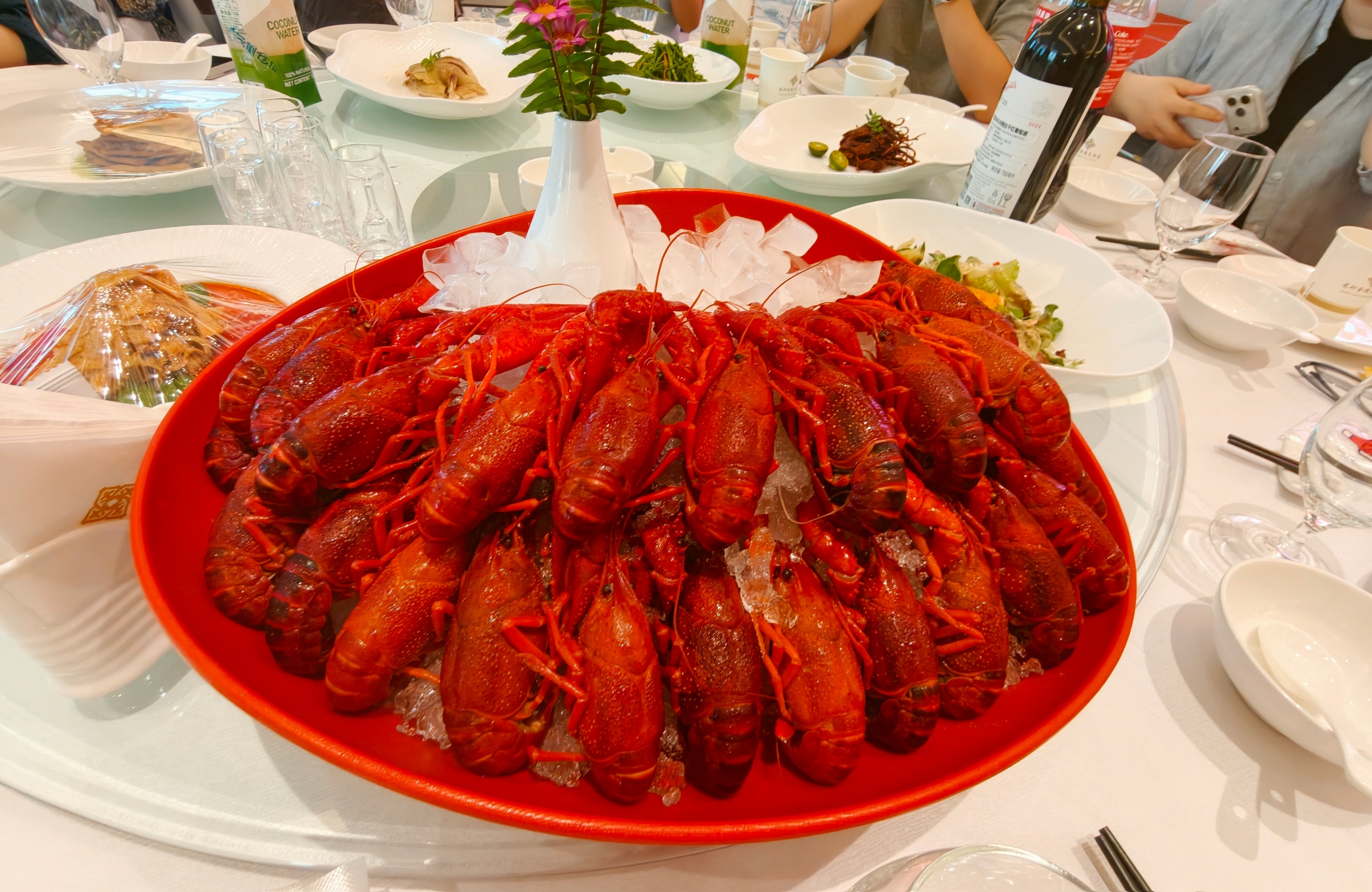 抵达淮安盱眙县中国龙虾之都的第1、2、3道小龙虾——冰镇红酒龙虾、十三香小龙虾、