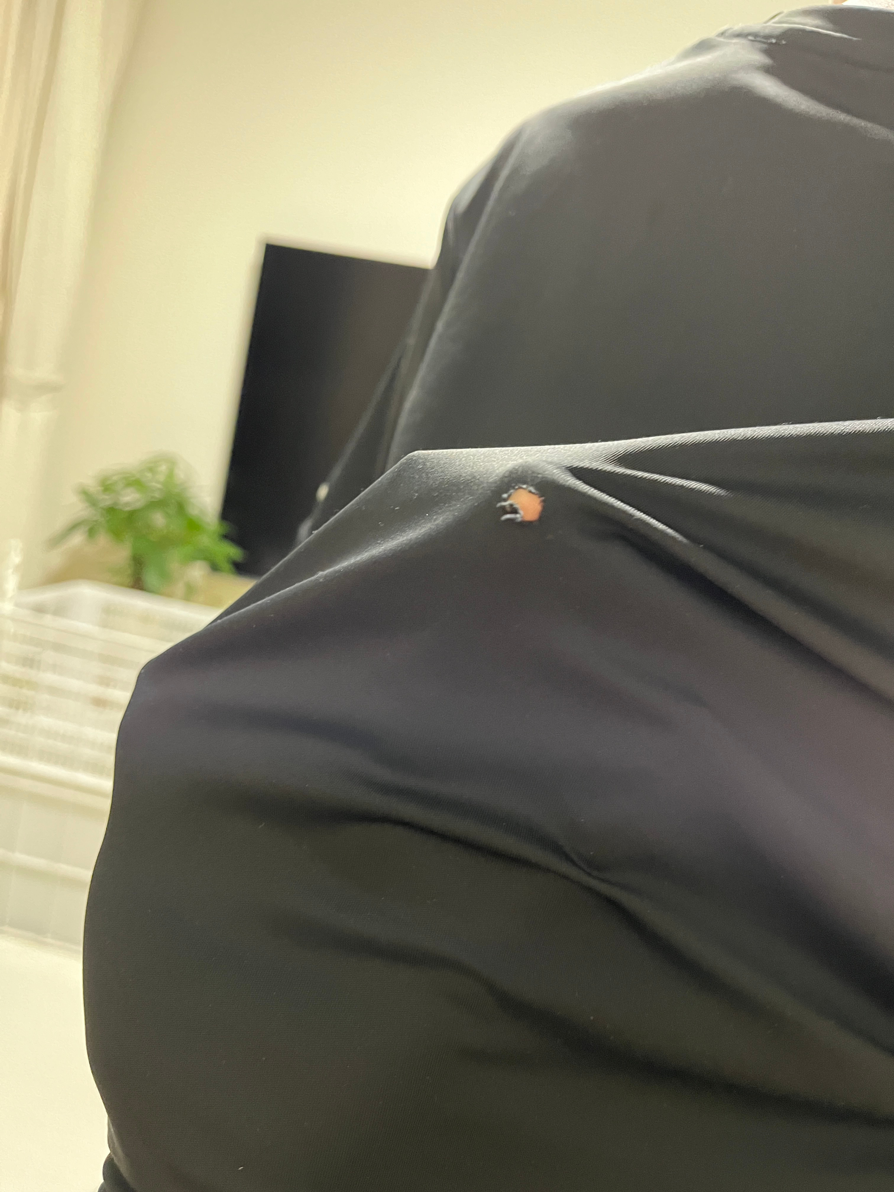 昨天勾烂一件衣服，今天勾烂一件衣服。他爸觉得无所谓，。娃昨天下午还没完成阅读就要