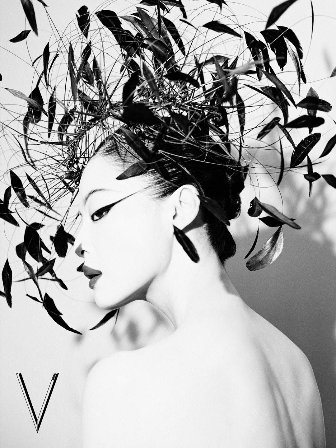 辛芷蕾再登V中文版封面  BALENCIAGA仿皮草大衣勾勒复古轮廓，Nick 