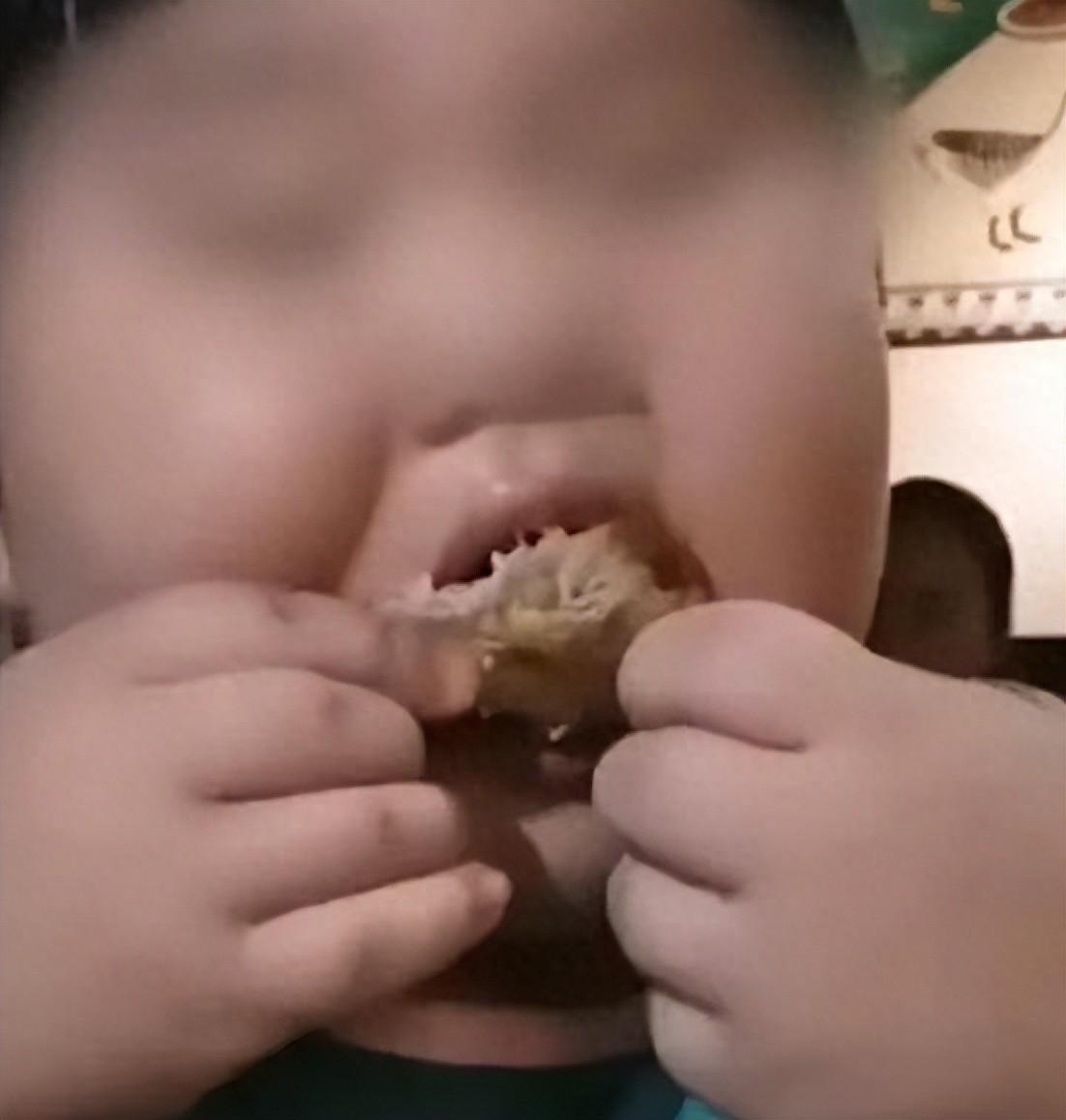 为流量不顾孩子死活！3 岁女童被父母硬喂到 70 斤做吃播，还扬言目标冲到 10