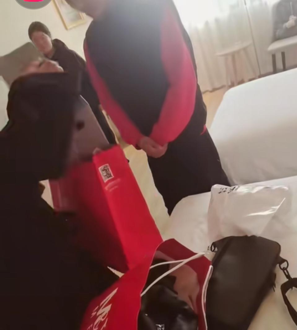 张云鹏跟亲妈见面不是在家，而是在一个宾馆里面，妈妈提前给云鹏买了两件衣服和一双鞋