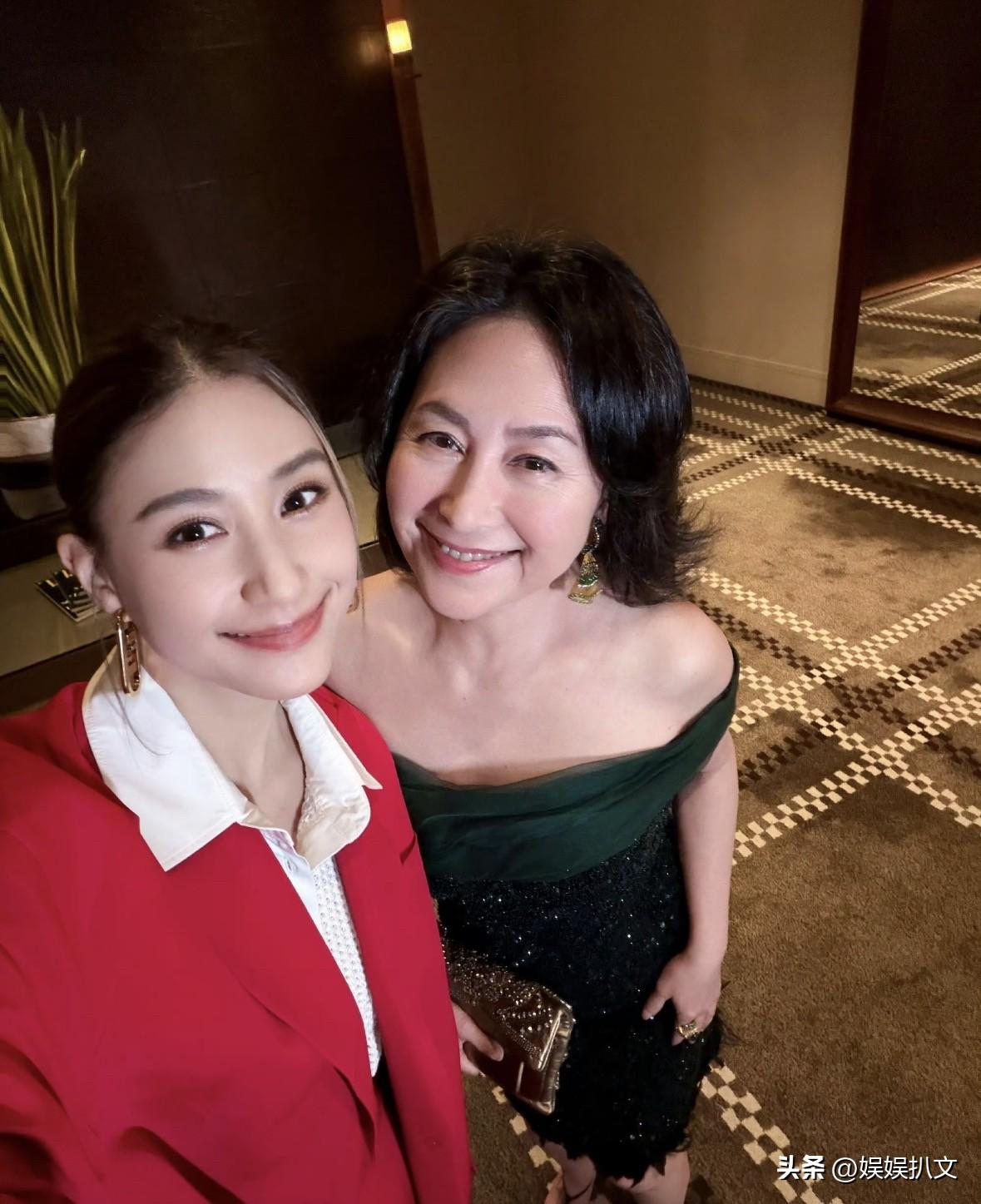 何超莲和姐姐何超琼同框合照嘟嘴显亲密，不同母亲，依旧能相处很好。