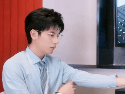 胡先煦内娱西装暴徒上新西装金丝眼镜的胡先煦完全轻熟感的神！新剧《即刻上场》里就是