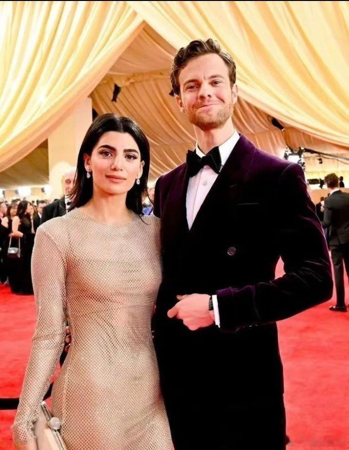 黑袍纠察队休伊爆头女结婚剧里休伊被爆头女追杀，剧外两人甜蜜结婚。《黑袍纠察队》这