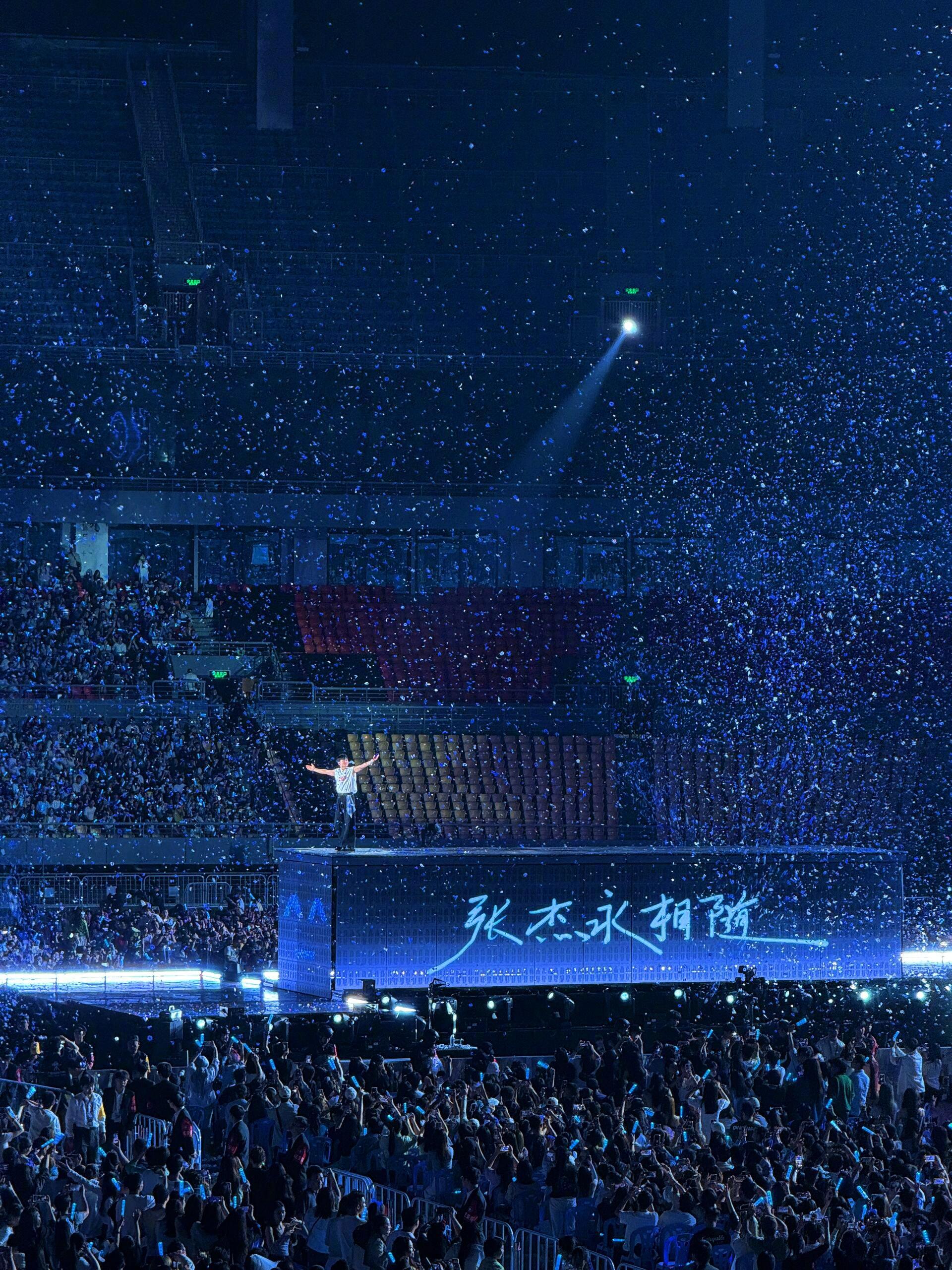 一个字概括张杰演唱会蹦迪环节 用“炫”字锁死！机器人的金属光泽、光影的变幻莫测，