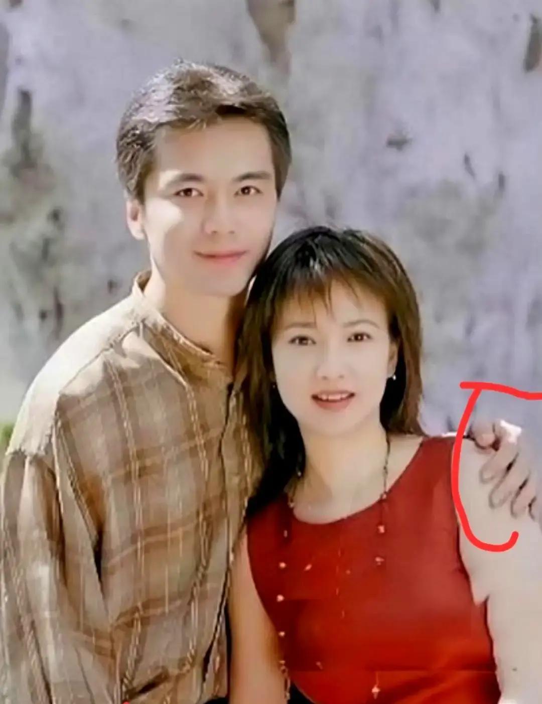 一张合影炸锅！许亚军搂着现任张澍，笑得藏都藏不住，另一只手却空着，大儿子站旁边像