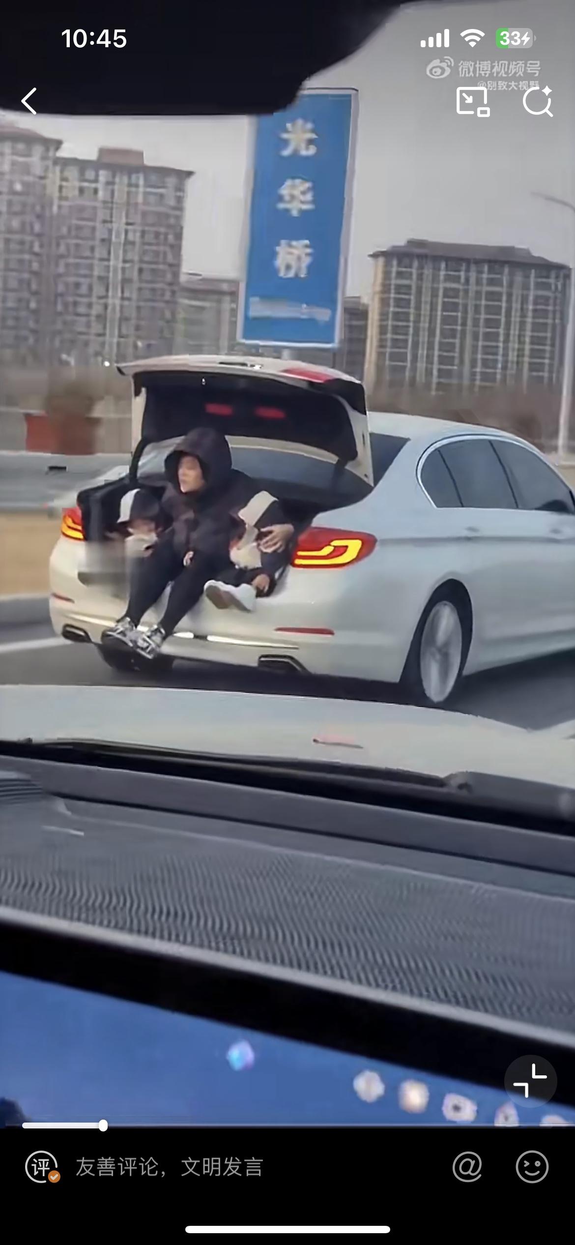 妈妈带俩孩子坐后备箱，一江苏网友早晨开车见到的惊险一幕。只见妈妈左右手各搂着一个