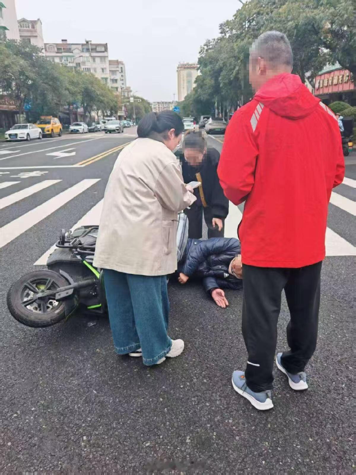 宁波网格员街头救助突发疾病外卖小哥 近日，宁波海曙网格员林园园及同事，在小区门口