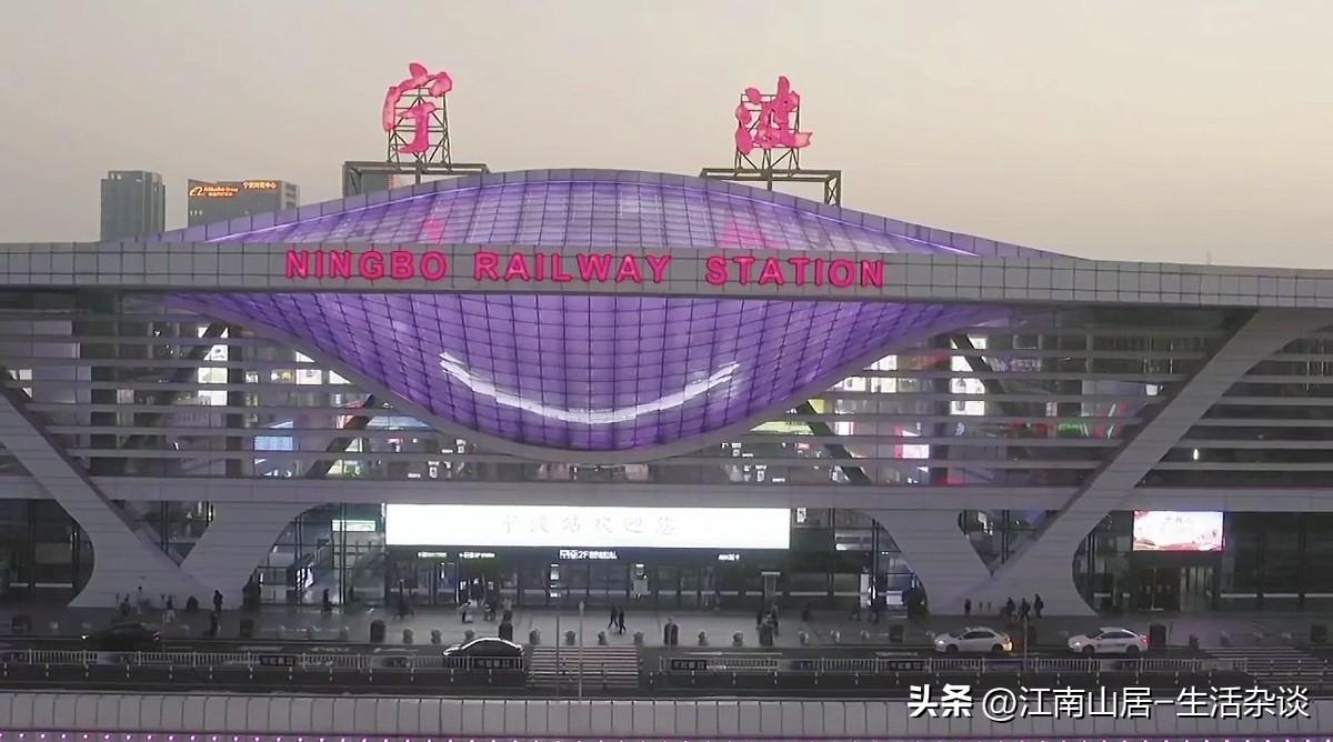 都说铁路宁波站，看起来像梭子蟹，仔细看看，确实很像。这也与宁波作为东方大港，外贸