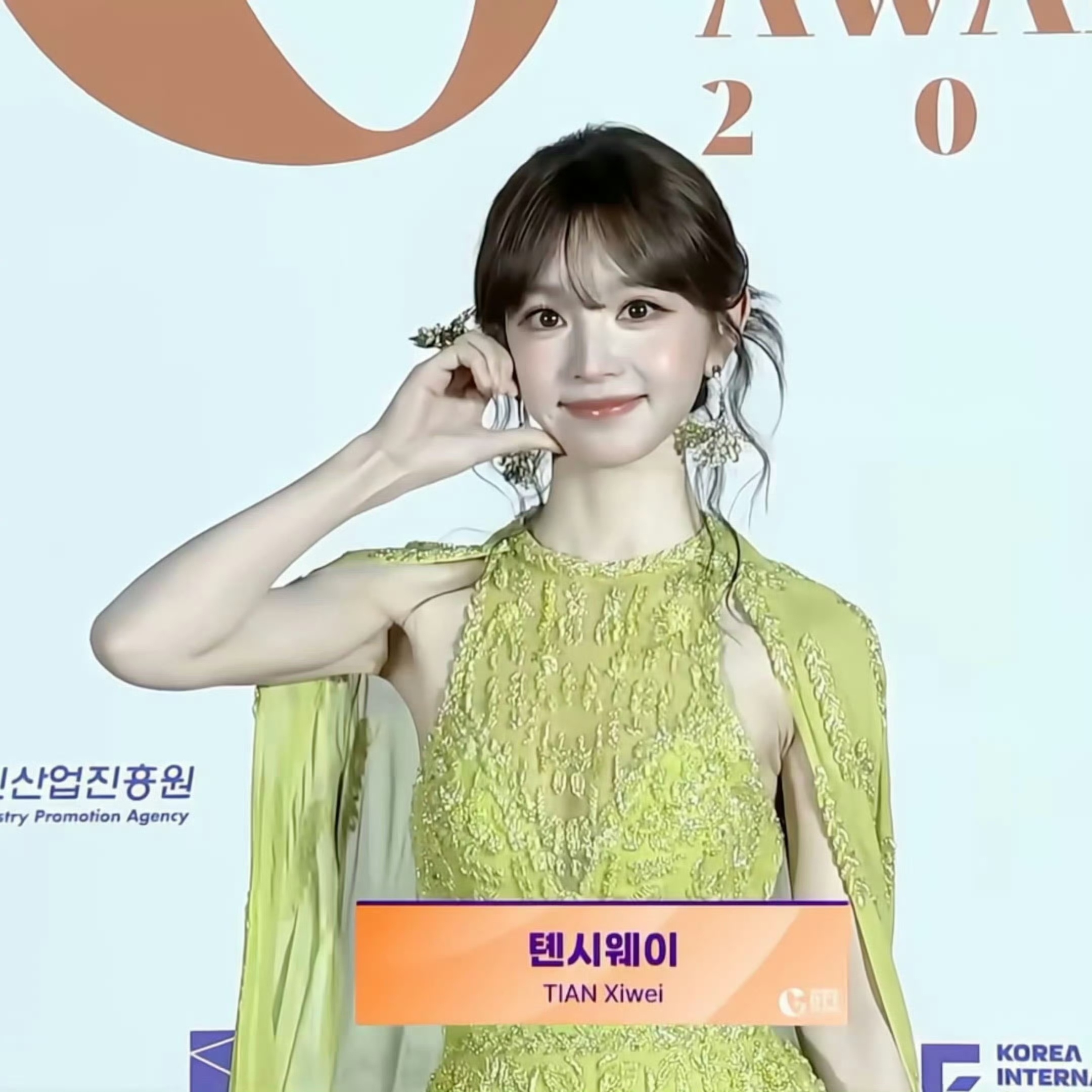 田曦薇说撒浪嘿哟 被这个田曦薇萌翻惹！！！田曦薇中英文获奖感言