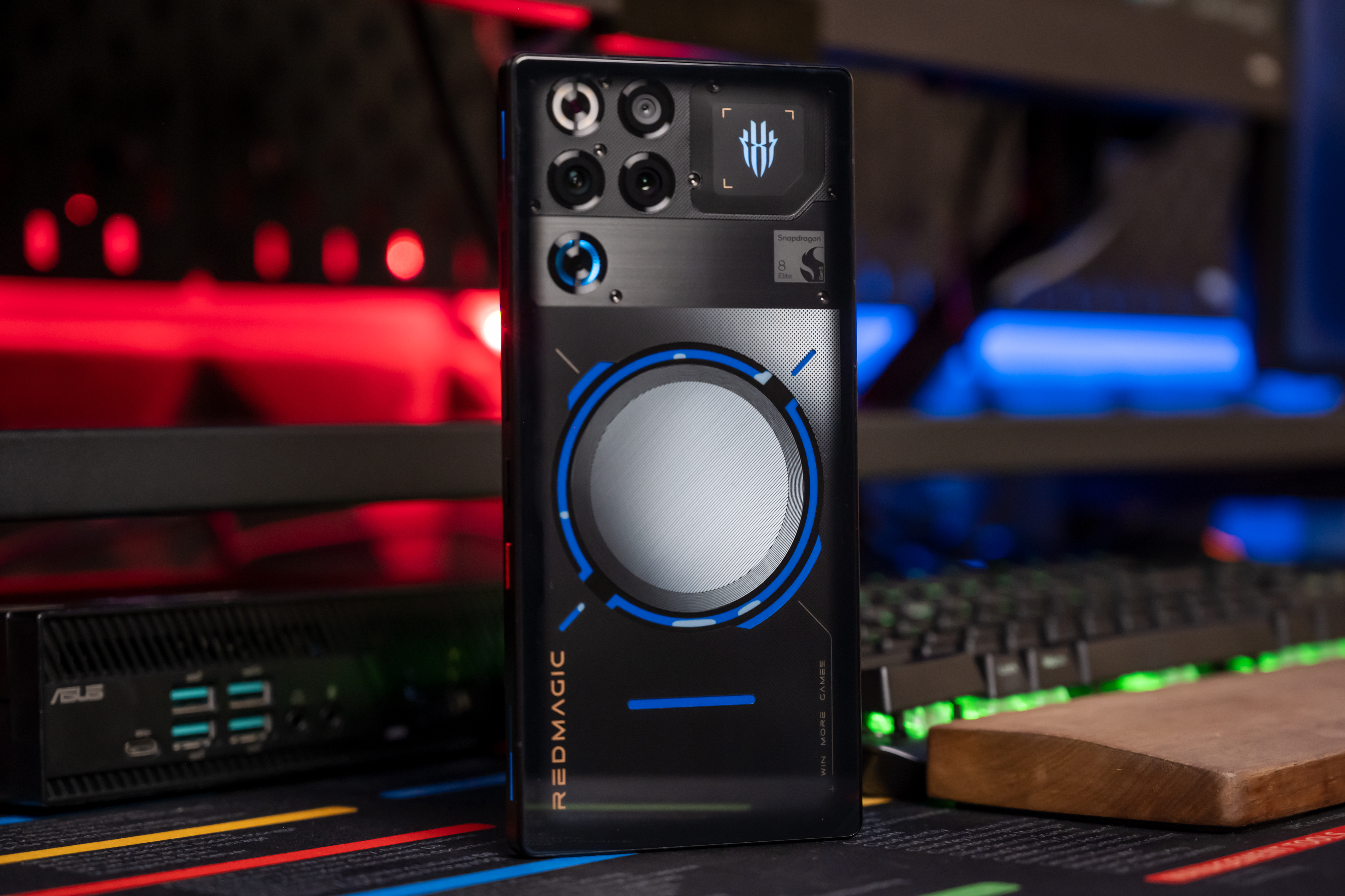 红魔11 Pro+氘锋透明版，一看得见的风冷与水冷，背面这个透明蓝色圆环的制冷液