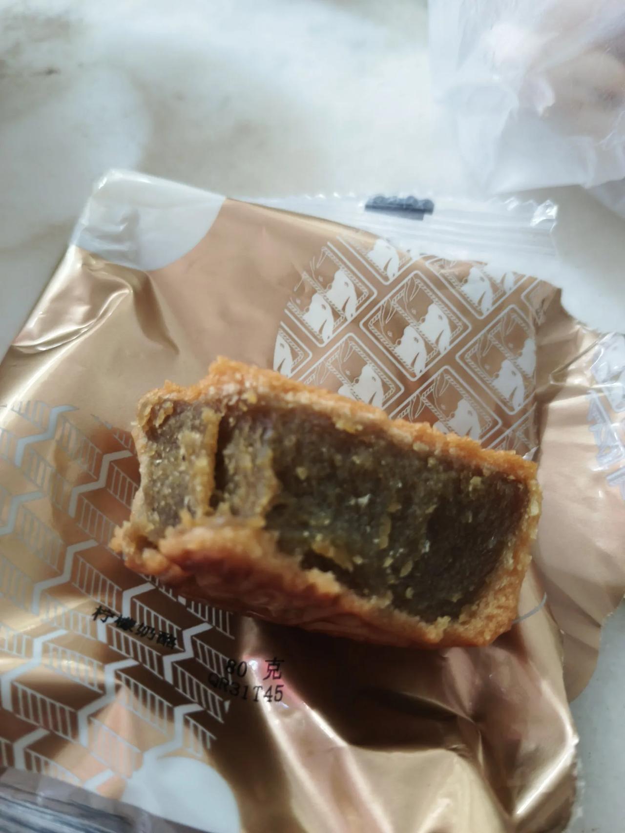 我发现一个问题，盒子包装好的月饼还不如去面包店买散装的好吃。

临近中秋节的时候