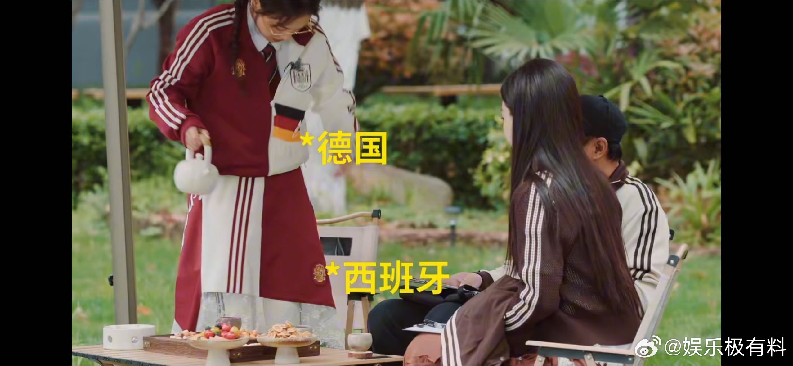 马思纯足球综合体穿搭马思纯这个拼接穿搭太美了创意十足的拼接穿搭自带记忆点，马思纯