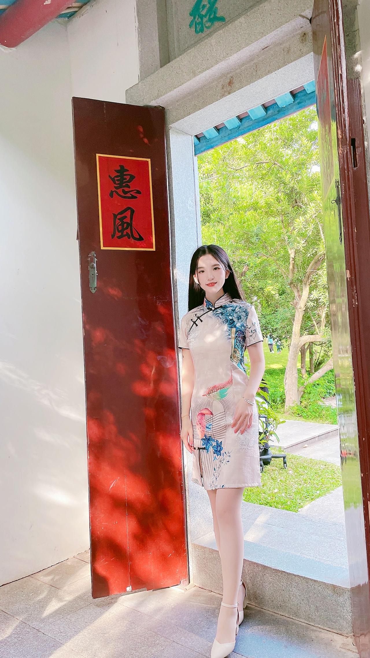 质地轻薄得像水一样，上脸推开毫无压力，仿佛天生的好皮肤。美女 旗袍 丝袜推荐