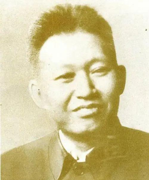 1935年1月，贵州遵义的一次秘密会议上，红军高层吵得不可开交，凯丰站起来，拍桌