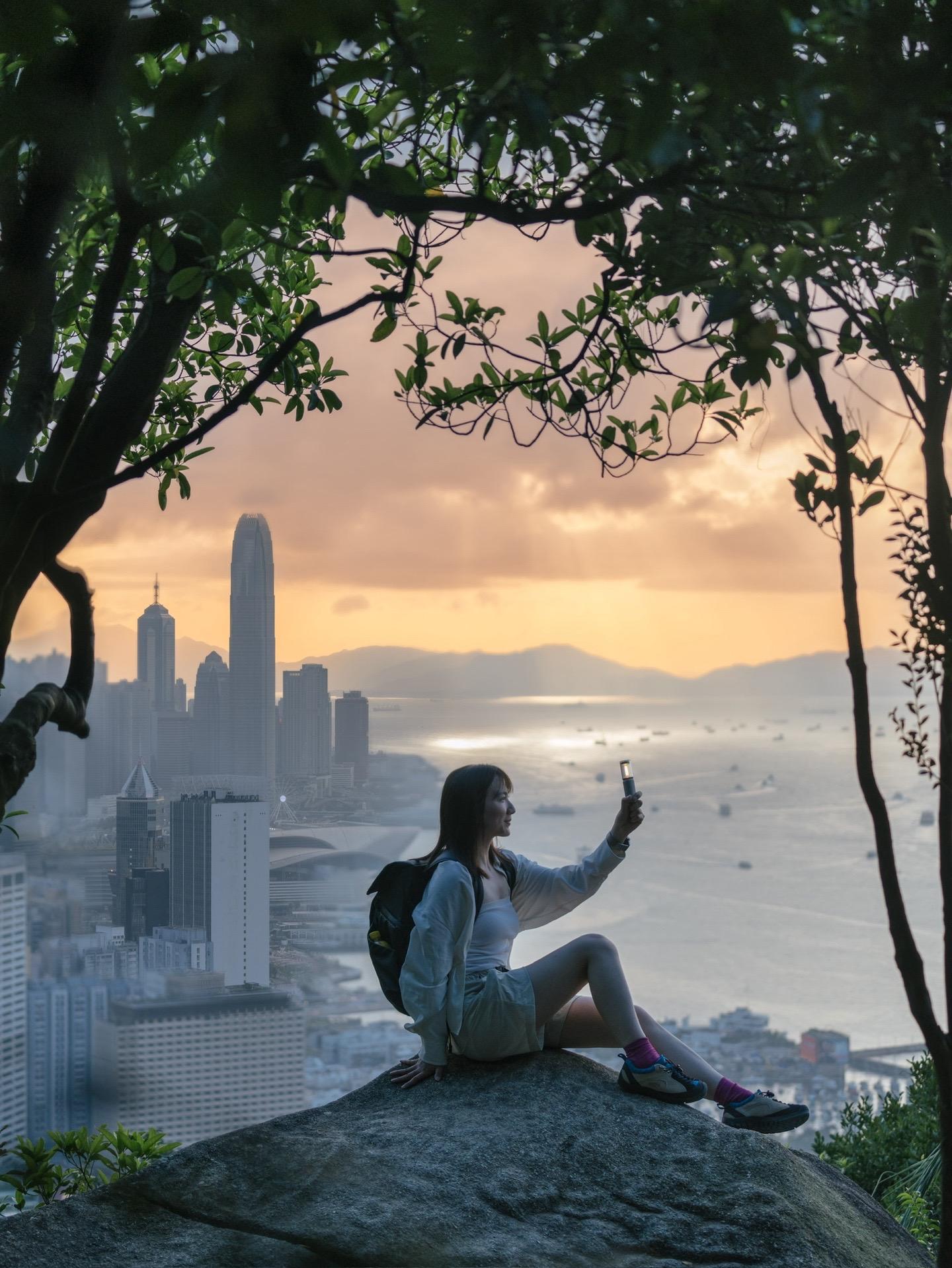 很少有地方能让我从日落坐到华灯初上！初次香港去shopping，资深香港去hiking。
香港的徒步不用离市区很远，也不需要太多的户外经验，就能到达，领略山海城市完美融合的魅力。
这次去爬了：
📍比太平山小众的宝马山
可以从日落🌞等到城市的灯光点点，坐在半山观景的石头上发呆，周围坐满了来自世界各地的徒步爱好者，那种感觉太棒了，不要错过这里啊！