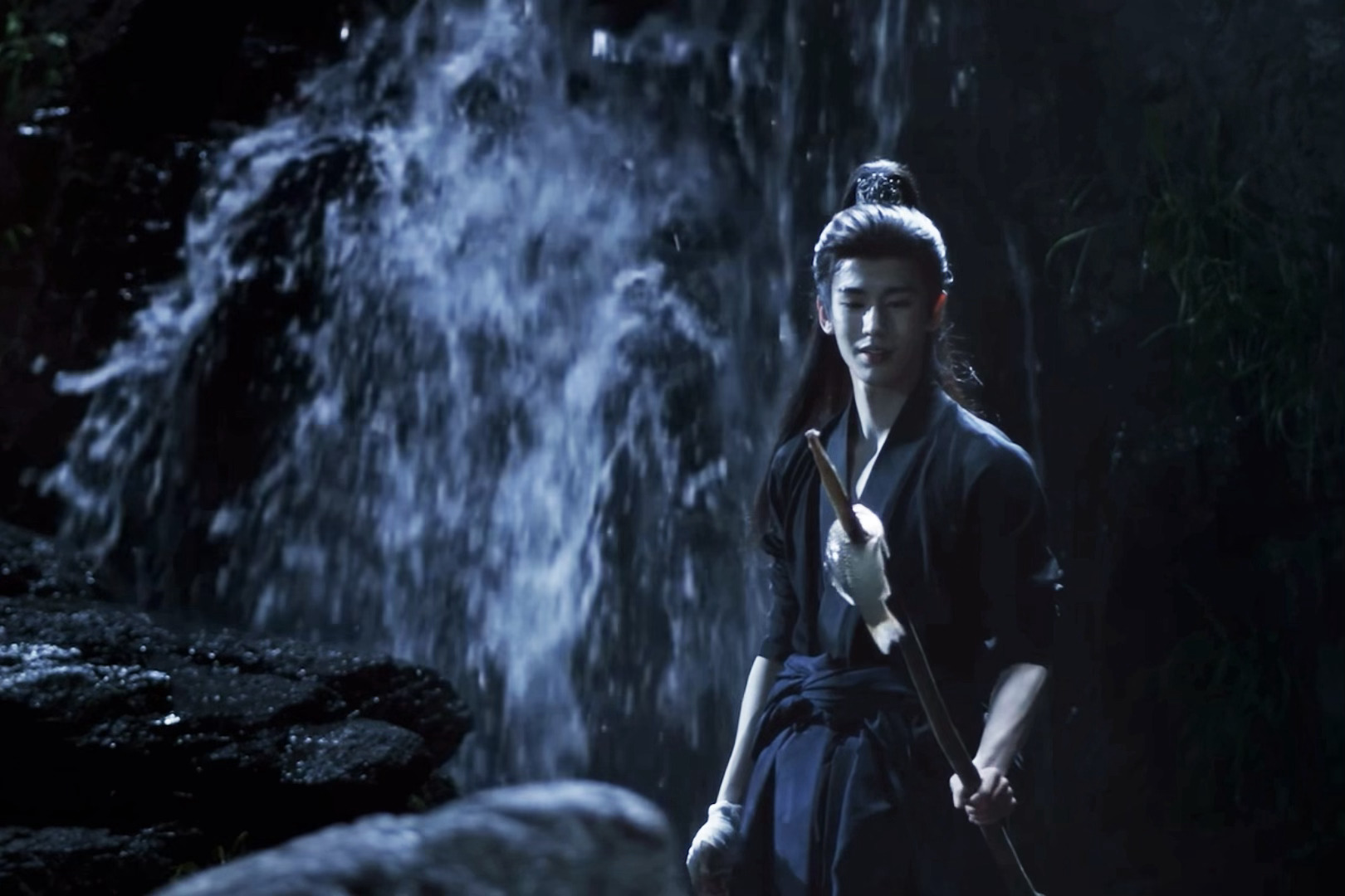 有人懂吗，好喜欢谢征月下打鱼这一幕🥰这才是少年将军🥹谢征月下打鱼这一幕 谢征