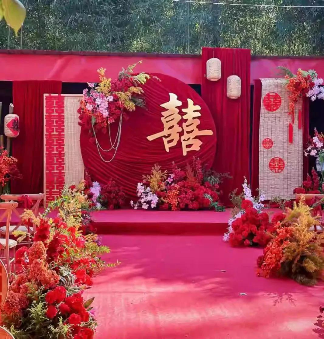 这位父亲好样的[赞]
近日，贵州省铜仁市印江县的一场婚礼上，新娘的父亲当场退还了