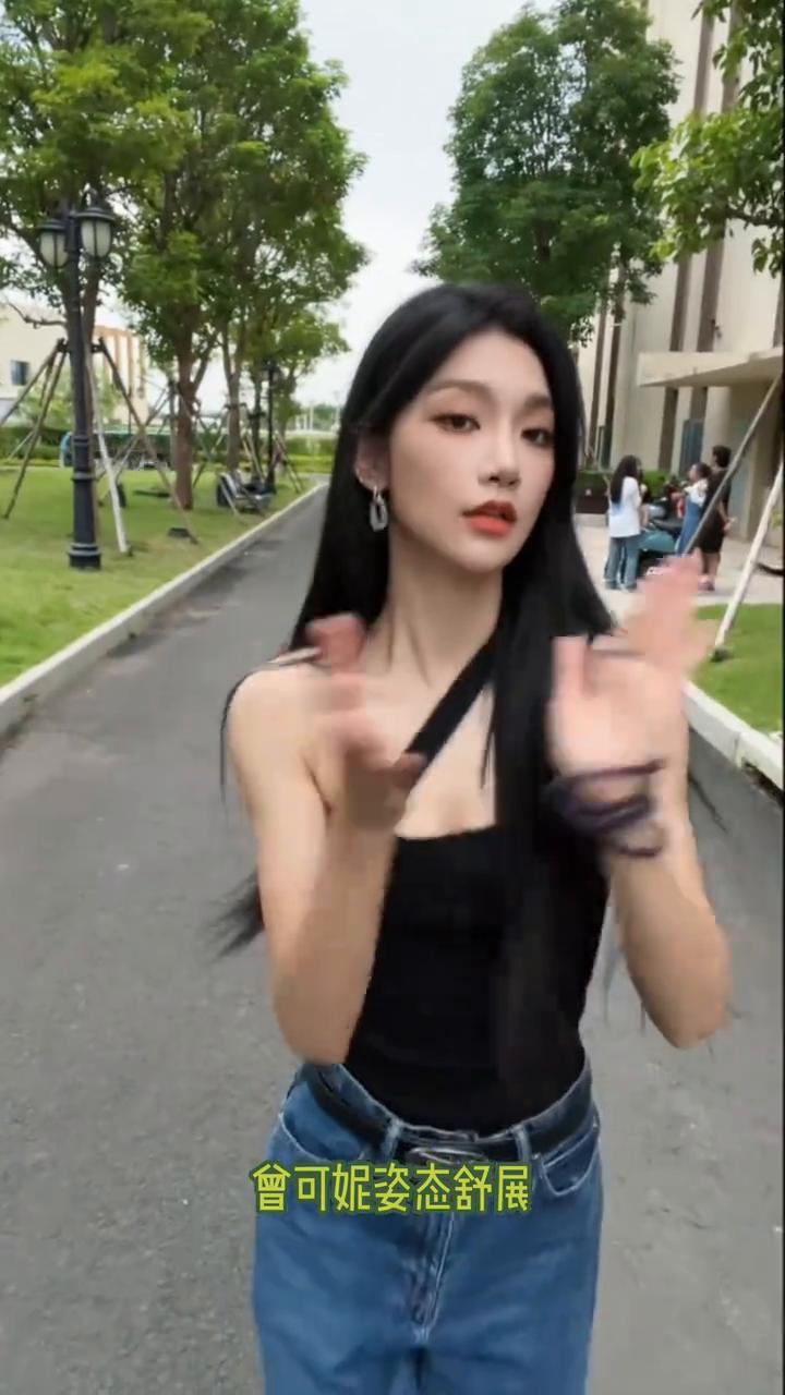 笑发财了，这下终于知道为什么白鹿不和女生拍抖舞了。虽然白鹿身形比人家小，但是脸型