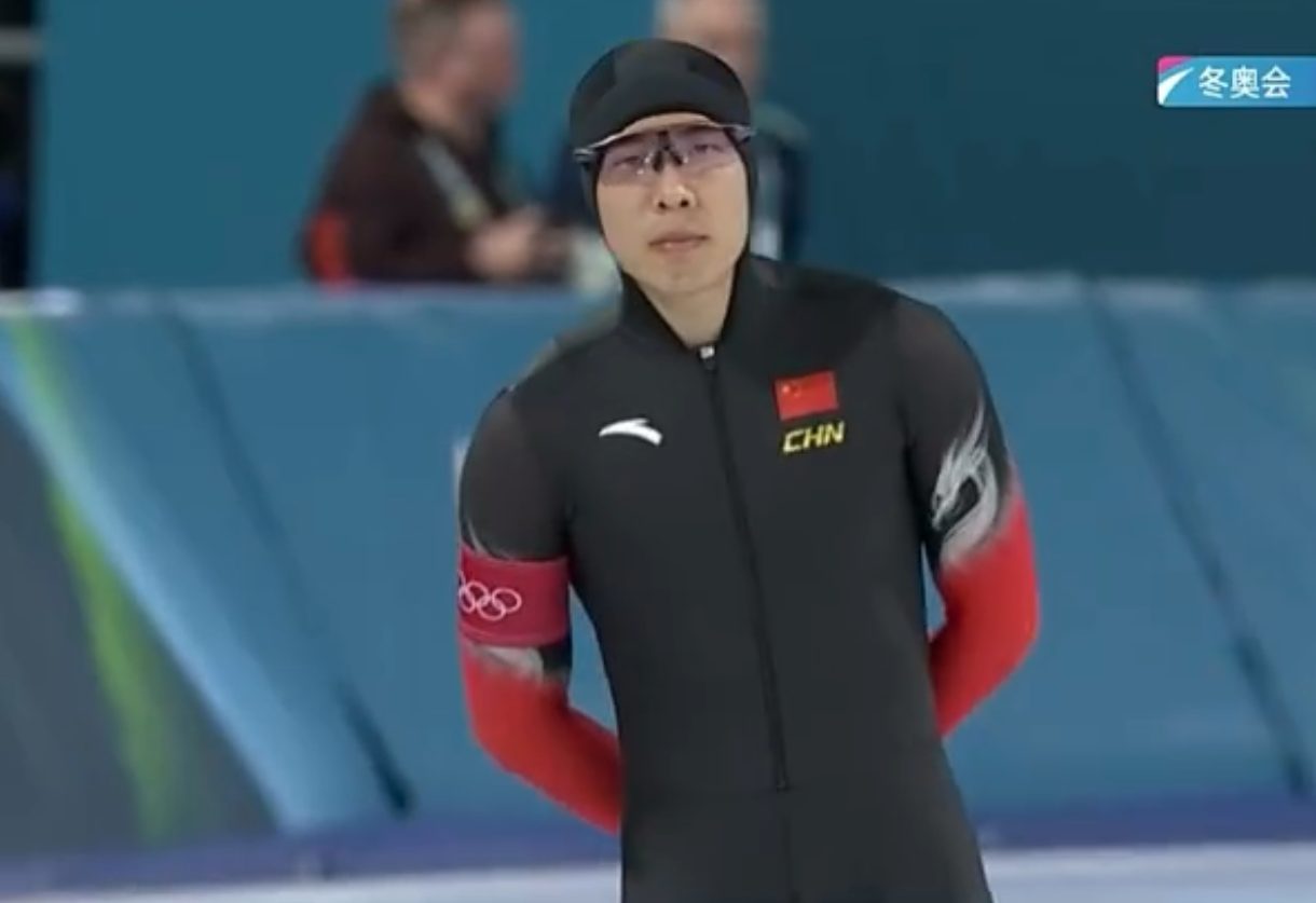 速度滑冰男子1000米决赛：廉子文滑出1.08.74，但被取消成绩