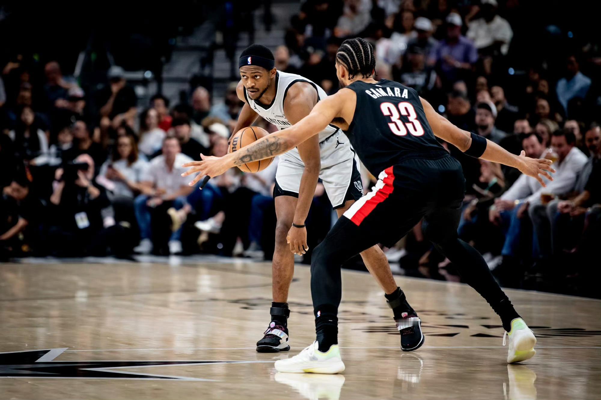 马刺主教练米奇-约翰逊谈到福克斯的表现:“福克斯整个赛季在角色平衡方面做的非常出