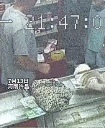 河南许昌，一孩子不听话，爸爸生气的拿着一根竹竿棍训斥孩子。可眼看越说越气的爸爸就