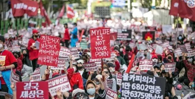 韩国的女性已经彻底疯魔，从最开始的不谈恋爱，不结婚，到后来的不生孩子，不愿意和男