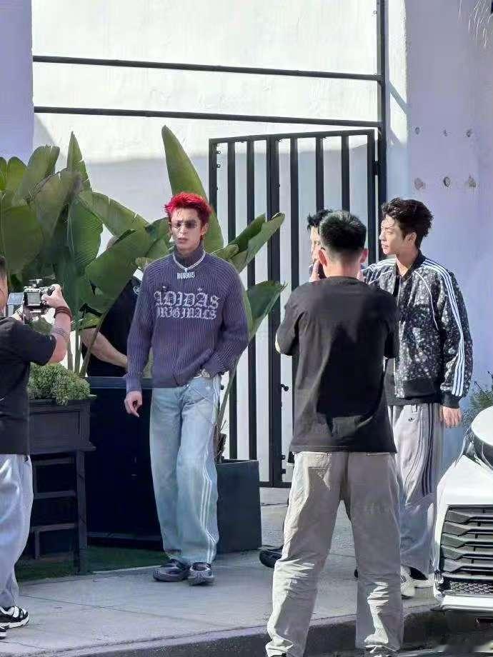 王鹤棣红发亮眼王鹤棣红发亮眼帅气王鹤棣红发飞扬的热血少年感，鲜活又可爱，棣棣也太