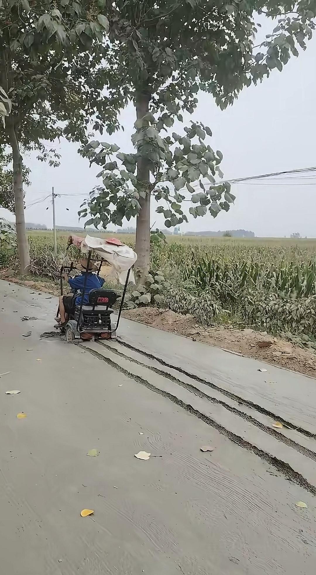 刚浇筑完的水泥路，竟被人开三轮车碾出了几道深槽！
路面的混凝土刚铺完，水泥还没完