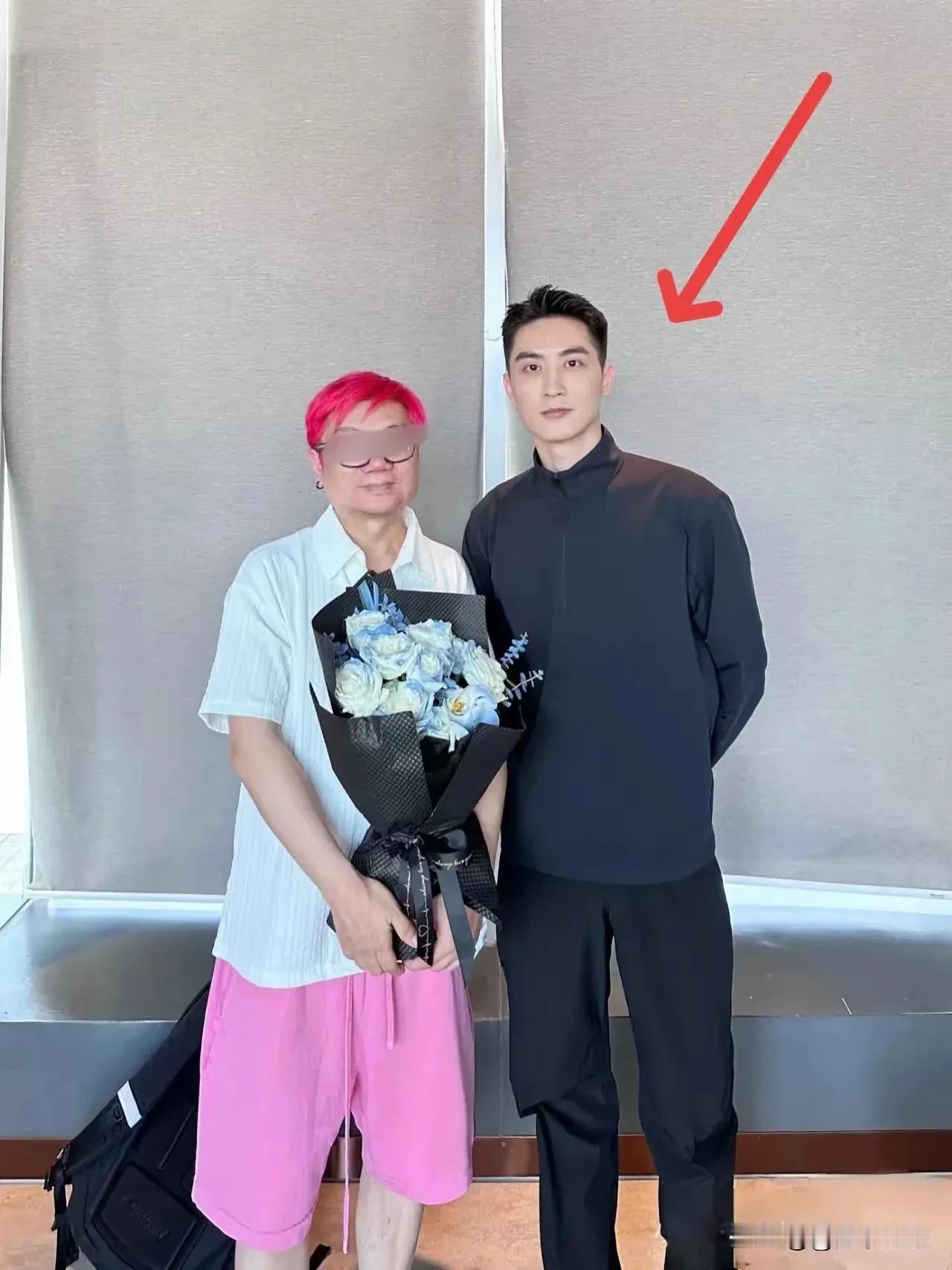 红头发
粉裤子
打耳洞
穿单衣
手捧鲜花
谁相信
他是50多岁的老头
还有个小3