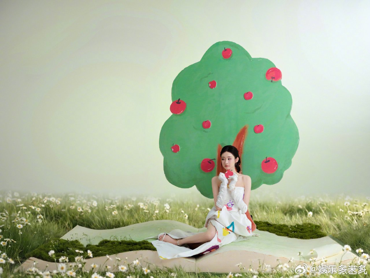 张艺凡把小朋友的画穿在了身上 把童真画作变成绝美裙子，创意又暖心，色彩清新又治愈