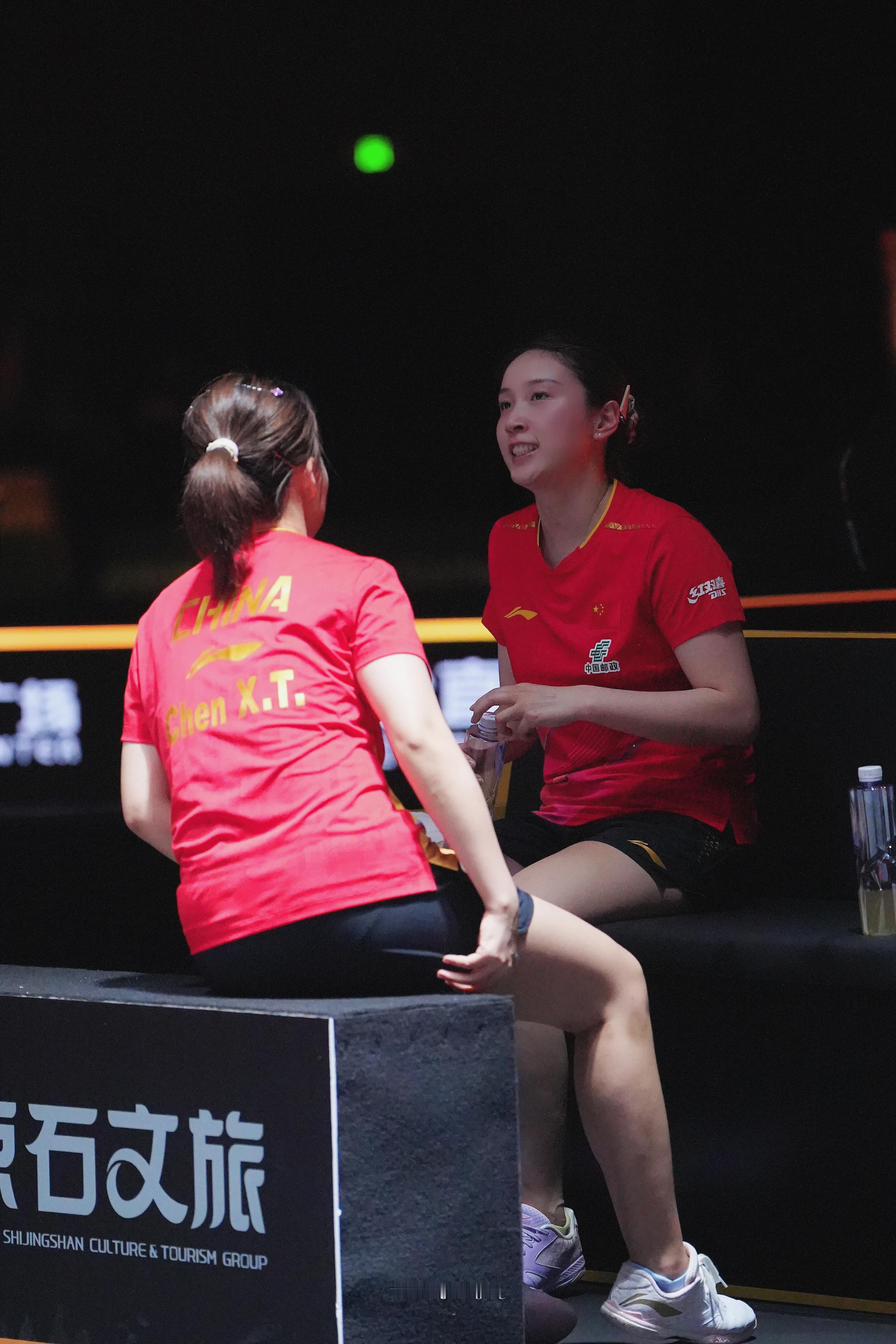 同钱｜席间俩人莫名有一种炕上聊天的松弛… ​​​