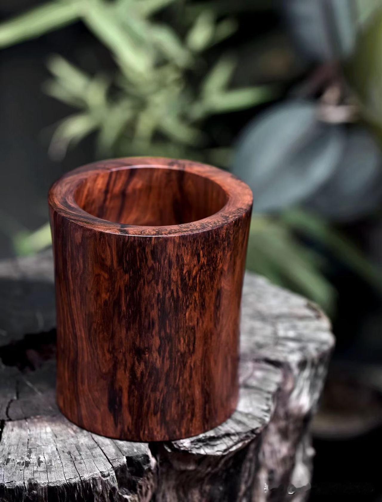 一只笔筒，像把山水收进了案头。

海黄老料的纹理，自然起伏，
不需雕饰，已自成气