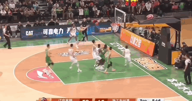 莫兰德今天算是打嗨了，反击快攻背扣，辽宁领先到14分，广厦下半场的进攻还是没起来