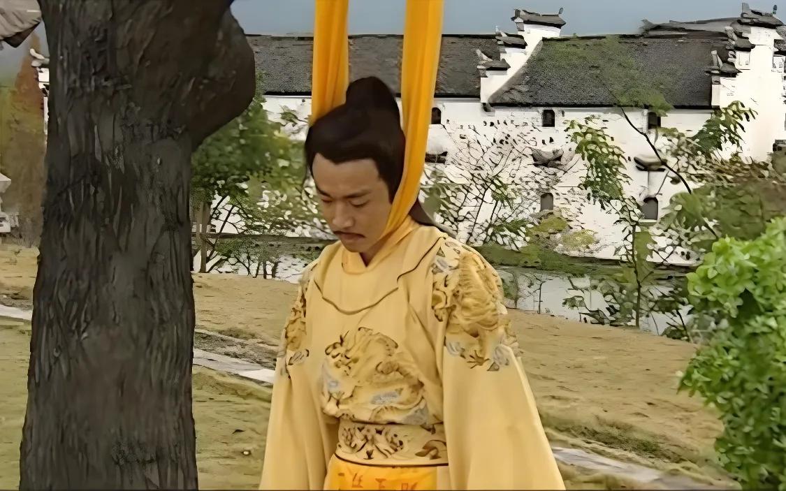 1644年，崇祯皇帝在煤山吊死后，尸体被人裹进破草席扔进浅坑，谁都以为他这一死就