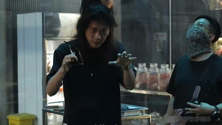 看导演后面的瓶子，小说好还原呐 