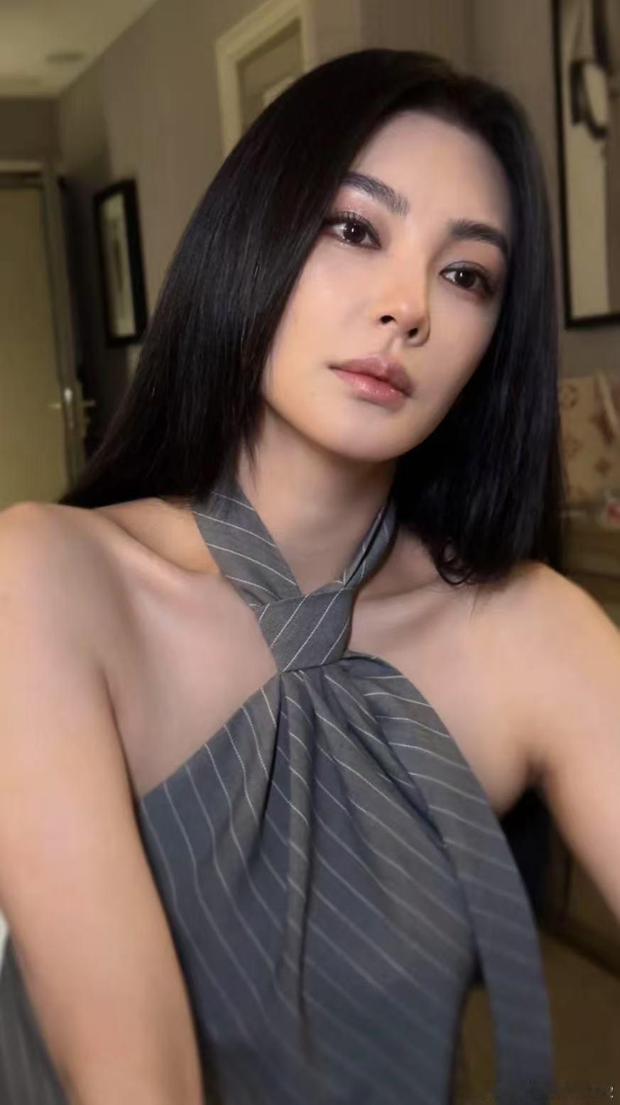 张雨绮有种经济上行的美张雨绮身上的气质真的很迷人 真的有经济上行的那种张力和明艳
