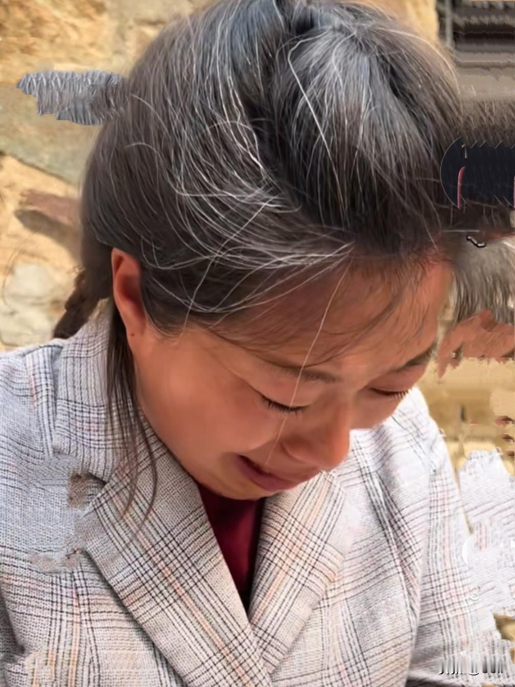 农嫂拍摄短剧时，在动情之处哭得撕心裂肺，许久都无法平复内心的伤痛，看着好可怜！