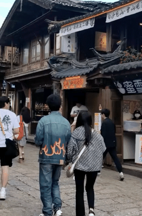 #陈楚生和老婆牵手逛街#啥CP都不如真夫妻好磕，结婚这么多年还手拉手逛街，感情好
