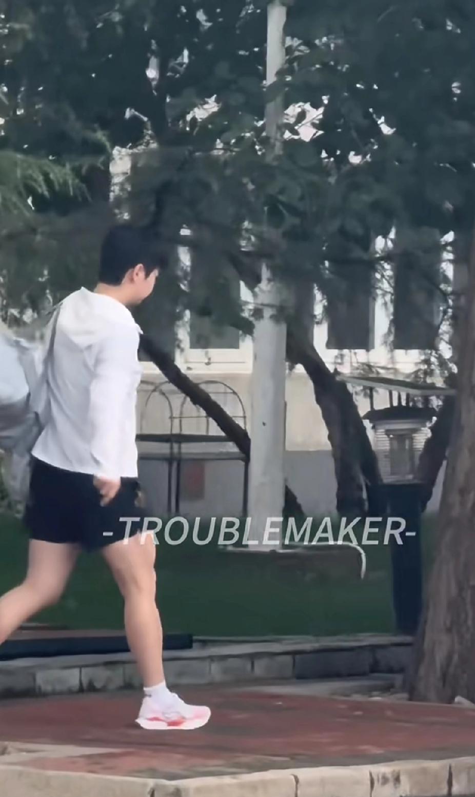 又是一个普通的训练日，孙颖莎背着单肩包，穿着白色上衣，步履匆匆地前往训练场地。为