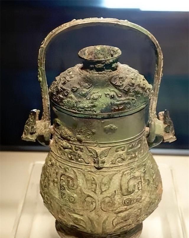 1967年，甘肃灵台县的黄土坡上，王桂花正挥着锄头翻地，丈夫突然扔下农具拽住她胳