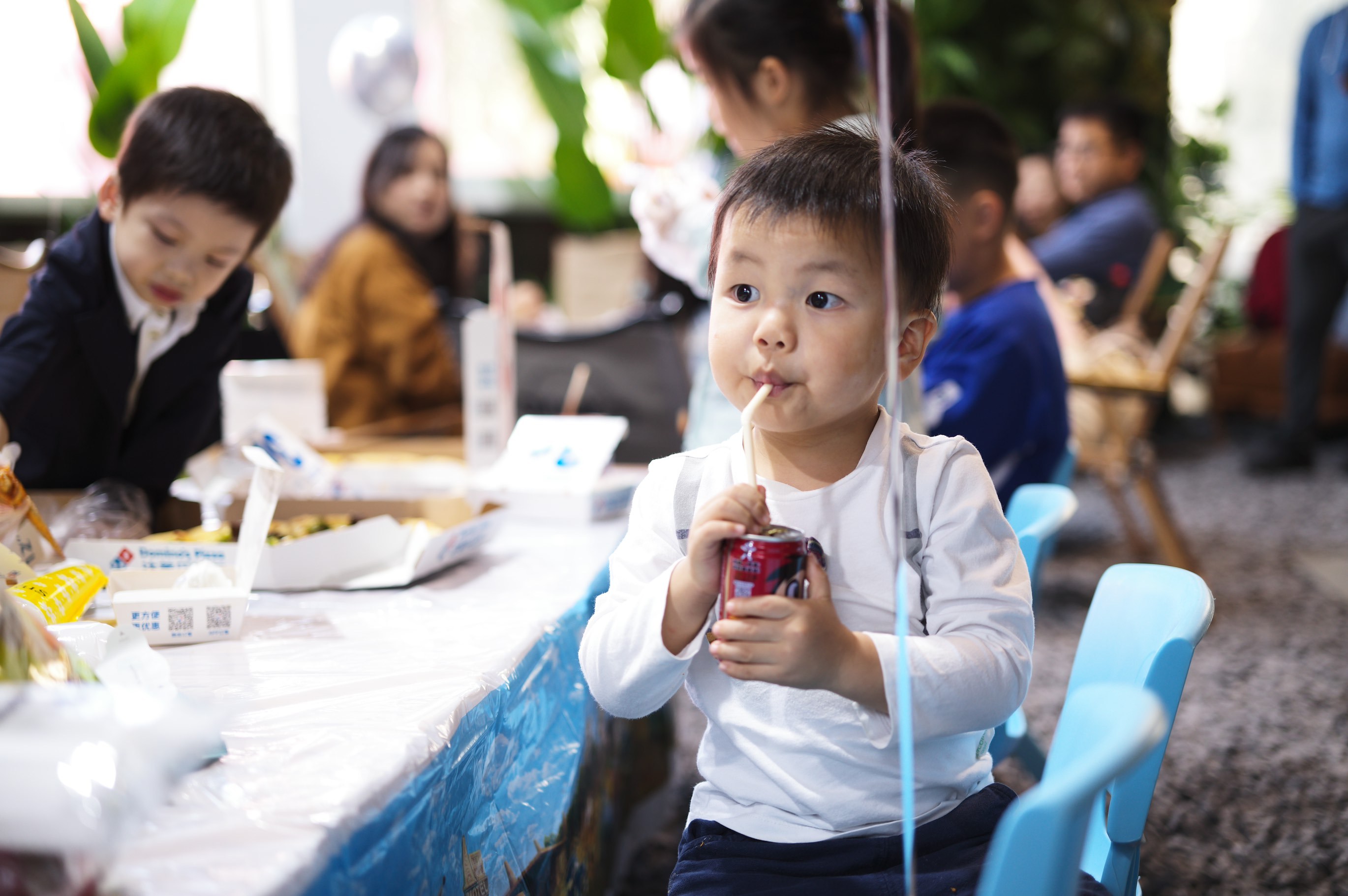 小柚子参加哥哥朋友的生日会,蹭吃蹭喝很快乐😆 ​​​