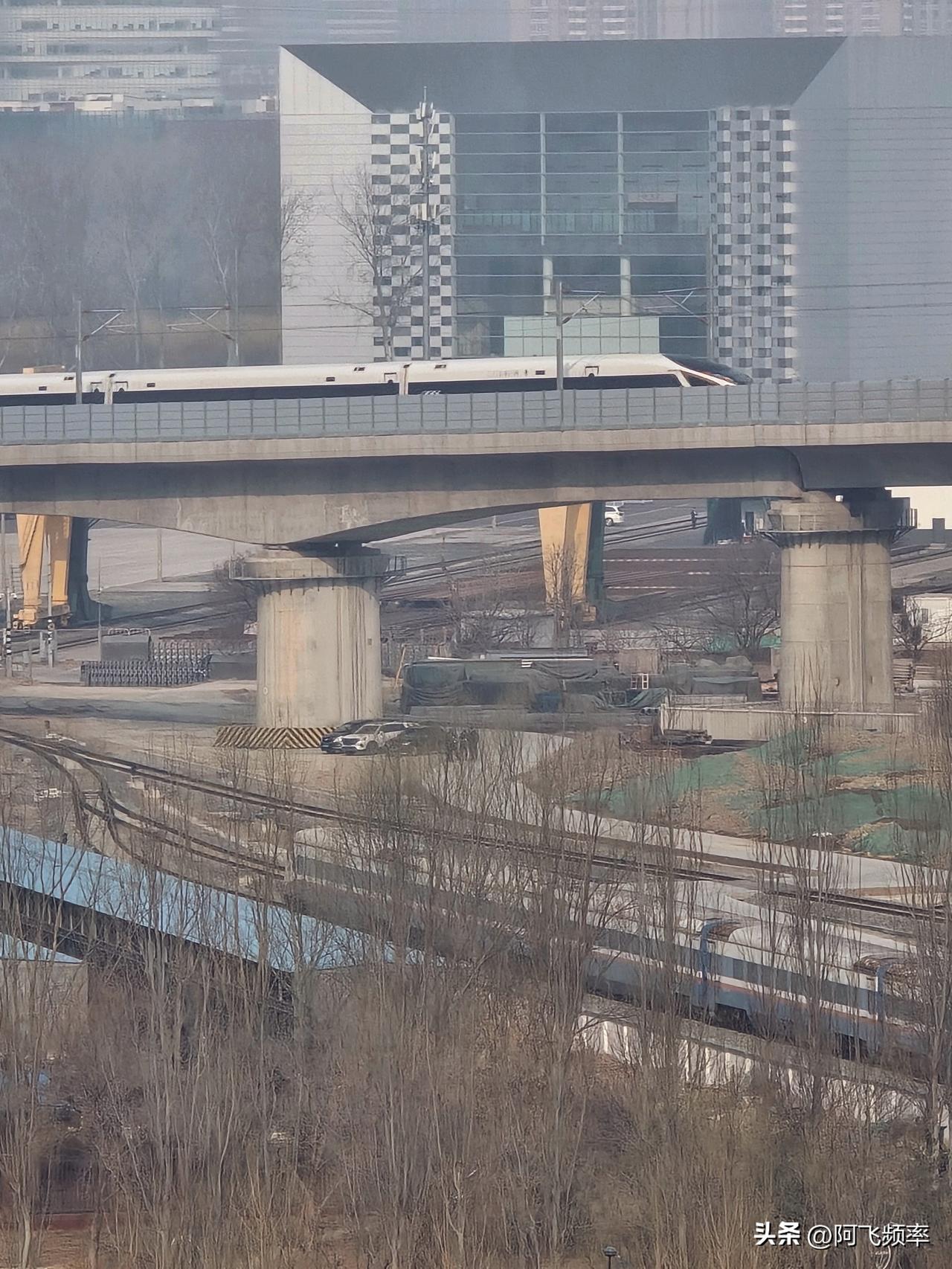 中国高铁新与旧在这一刻相遇
桥上的复兴号 CR400BF载着今日的繁华奔赴远方