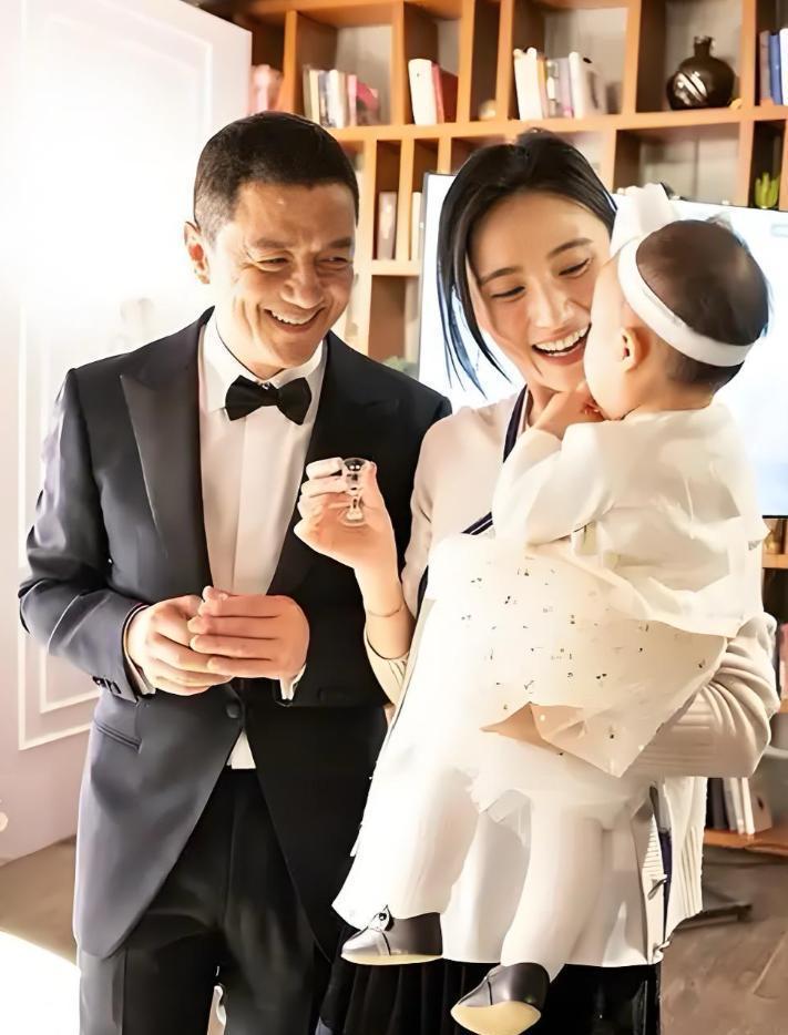 李亚鹏直播间讲茶道，妻子海哈金喜带货母婴产品，一个儒雅讲文化，一个热情促转化，夫